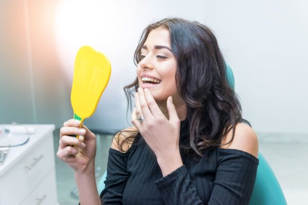 woman-looking-at-her-teeth-2021-08-31-13-52-21-utc (2)